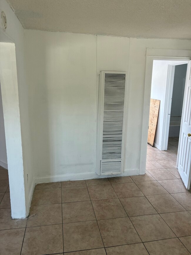 Building Photo - 3314 Del Mar Ave