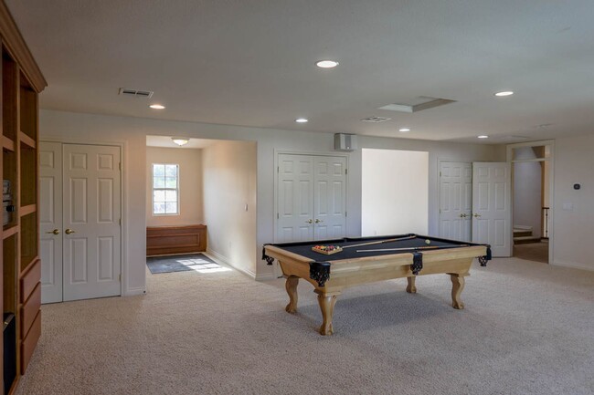 Building Photo - Stunning 6 Bedroom Home With Casita Pool H...
