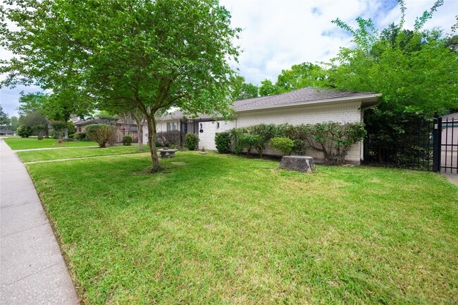 Building Photo - 7546 Maple Tree Dr