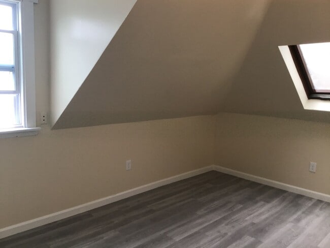 Building Photo - 4 Bedroom Single Family Home