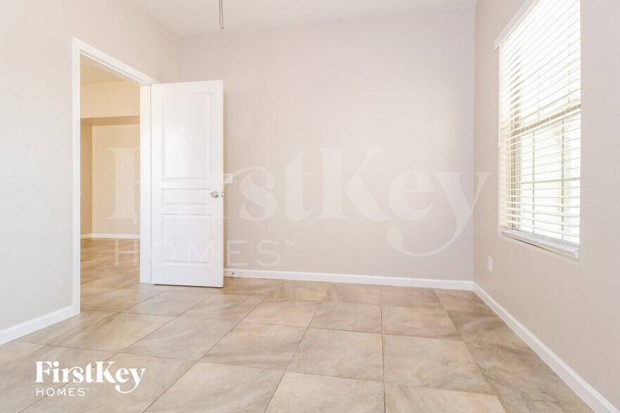Building Photo - 1127 S 220th Dr