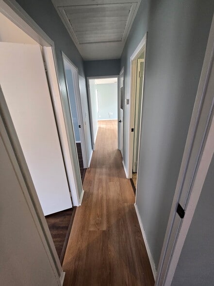 Building Photo - 1702 Wakefield Dr NE