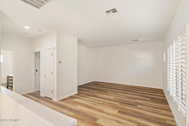 Building Photo - 1925 W Olive Way