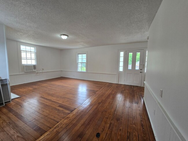 Building Photo - 403 W Hampton Ave