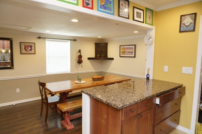 Building Photo - 3 bedroom, 2.5 bathroom home is in a highly sought-after neighborhood in the heart of South Tampa...