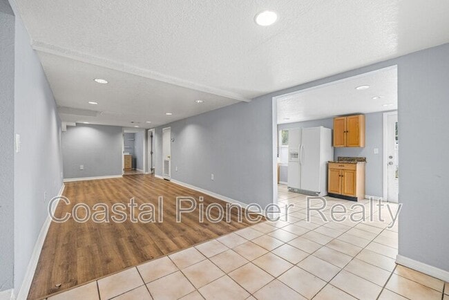 Building Photo - 305 E Hanna Ave