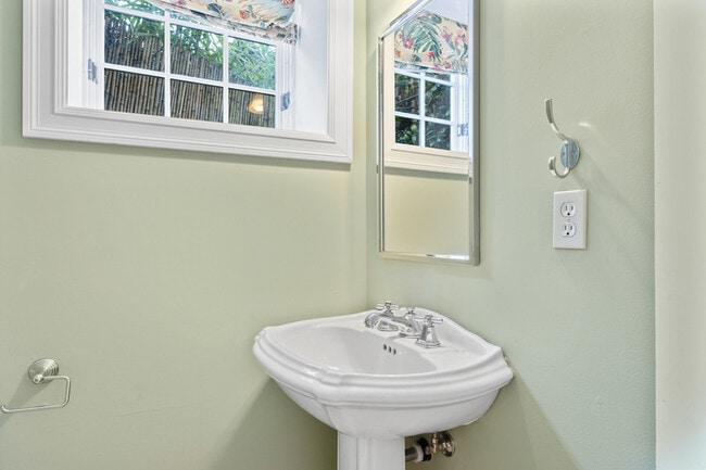 Building Photo - 1435 Newport Way