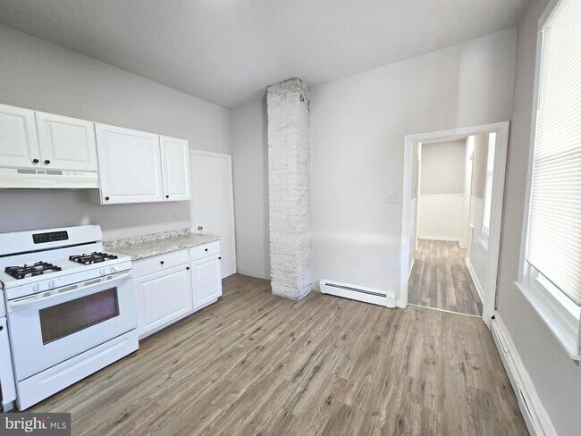 Building Photo - 5526 N Mascher St