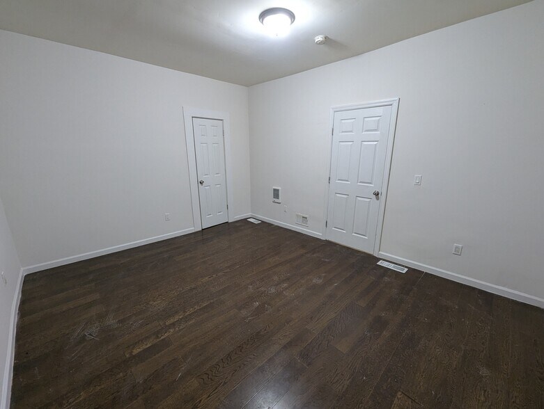 Building Photo - 152 S 10th St
