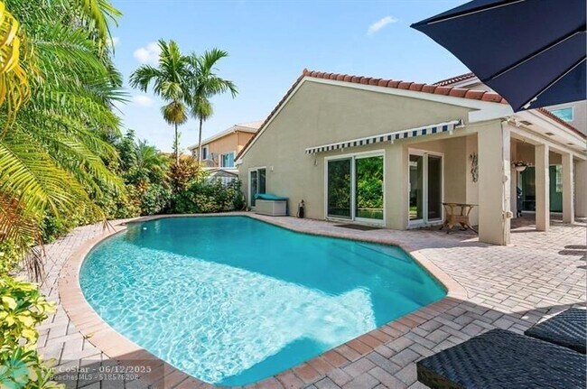 Building Photo - 611 Royal Palm Way