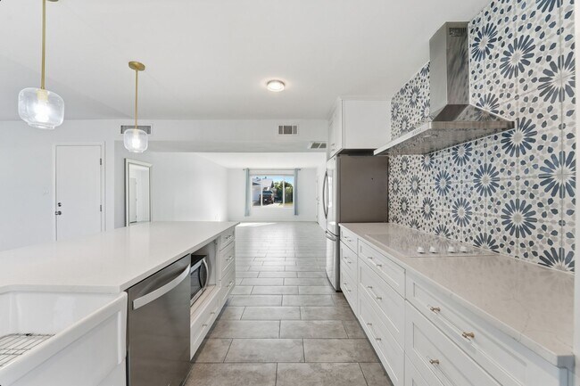 Building Photo - Beautifully remodeled home in a fantastic ...
