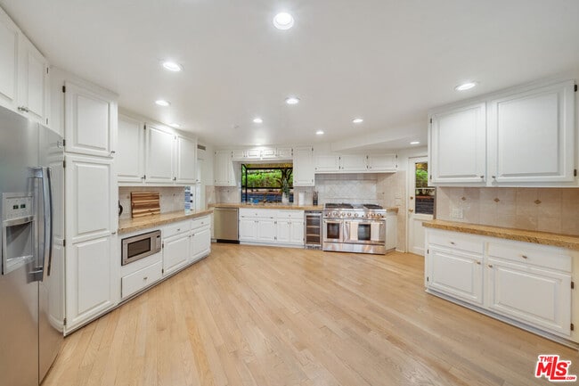 Building Photo - 9305 Beverlycrest Dr