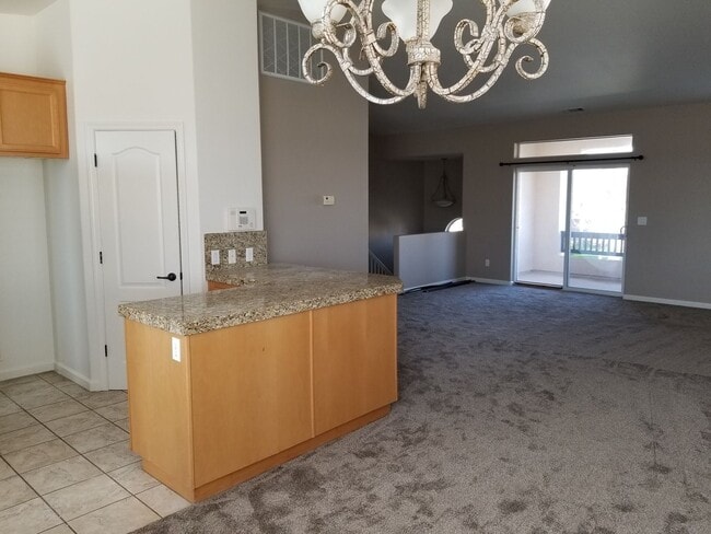 Building Photo - Stunning Home in Pacific Crest!  This 5 Bedroom 2.5 Bathroom with 2 Living Rooms