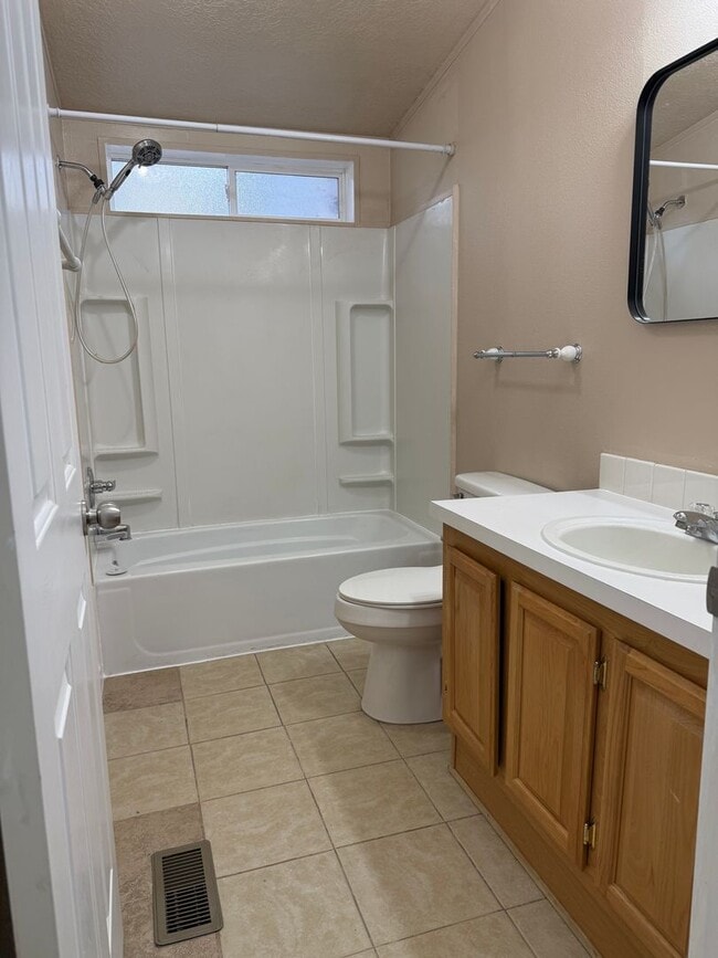 Building Photo - Open floor plan-Lots of upgrades