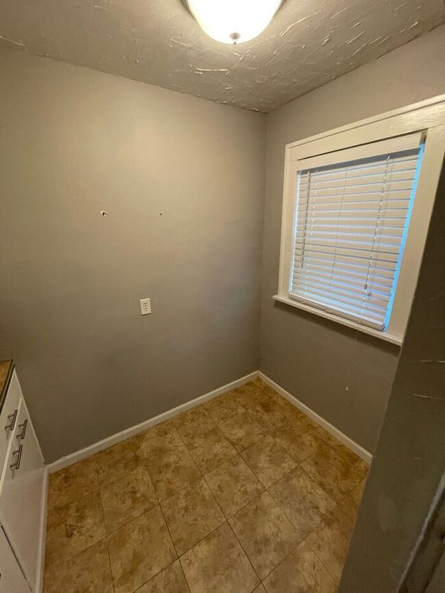 Building Photo - Charming 3 bedroom, 1.5 bathroom home in I...