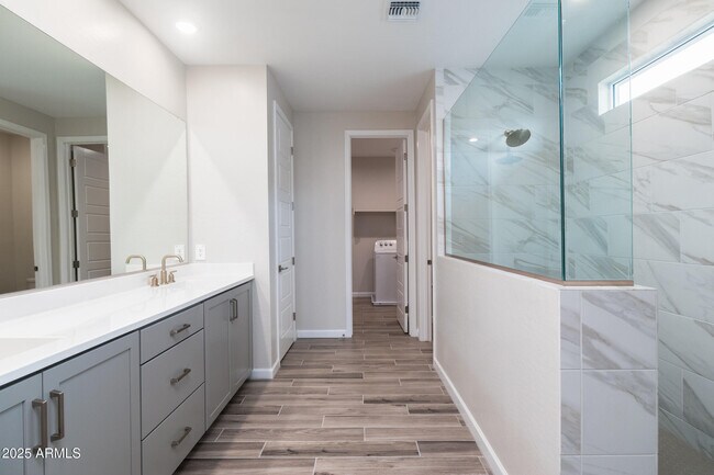 Building Photo - 5128 E Coolbrook Ave