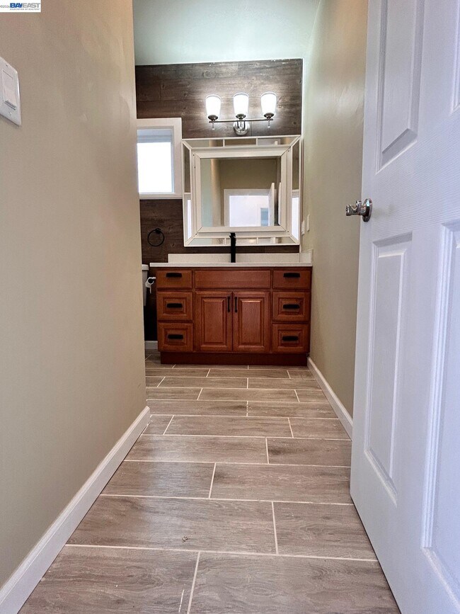 Building Photo - 213 E Ruby St