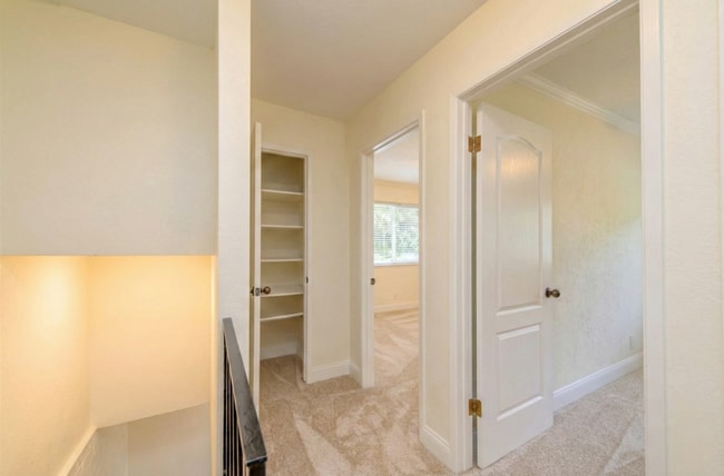 Building Photo - Pleasanton 2BD Townhouse w/ Granite Kitchen, Plank Floors, Community Amenities & Top Schools
