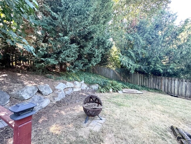 Building Photo - 3 Bed 2.5 Bath 3 Level Home w/ Furnished B...