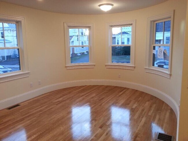 Building Photo - HUge 3 bed in Allston