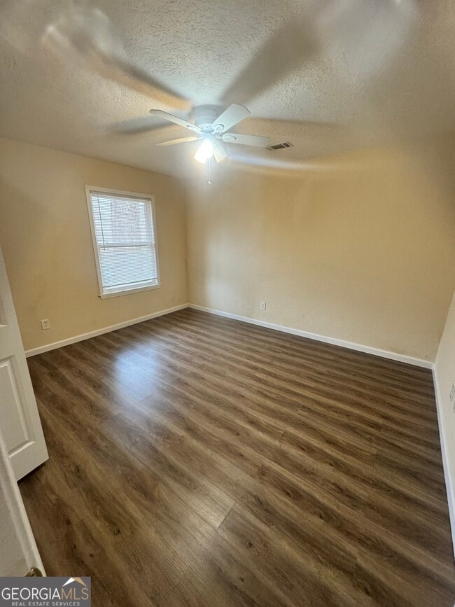 Building Photo - 736 Happy Hollow Rd