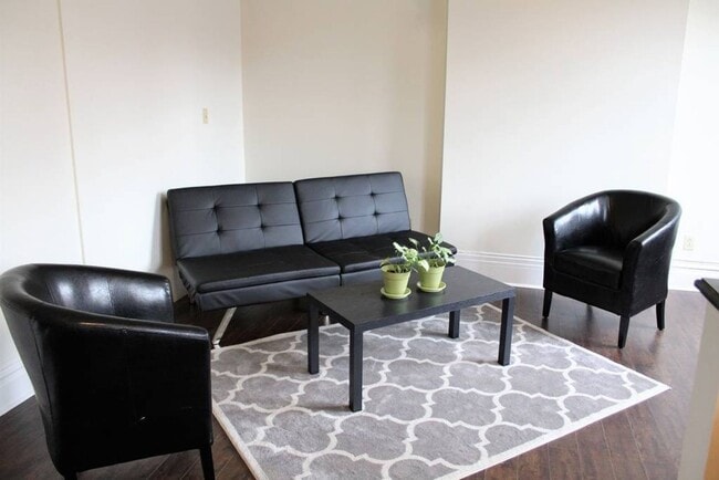 Building Photo - 3Bed/1Bath on East Carson Street