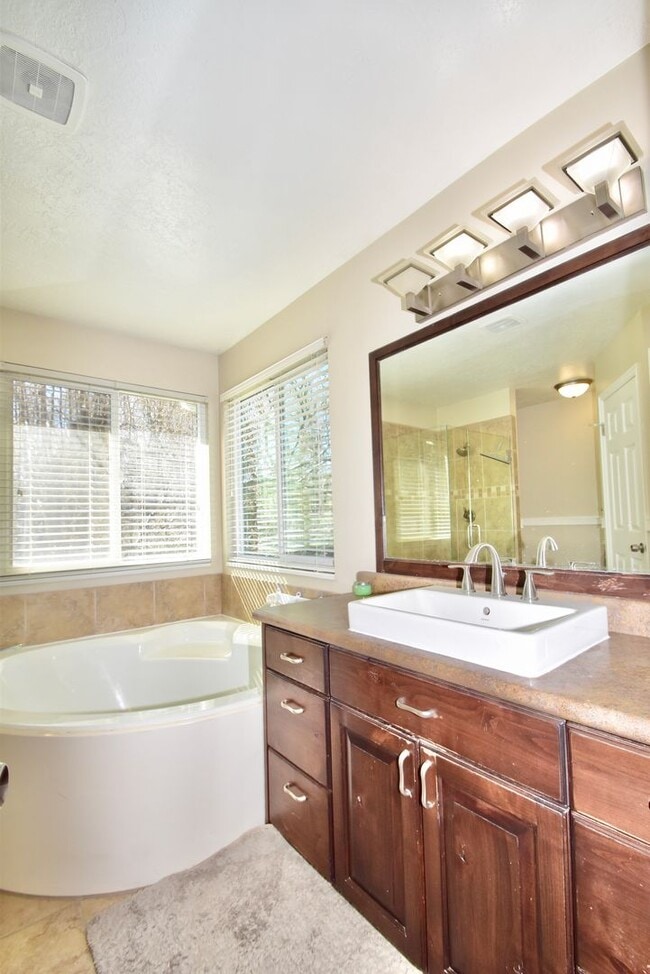 Building Photo - Spacious 4 Bed Murray Home with Huge Private Yard!