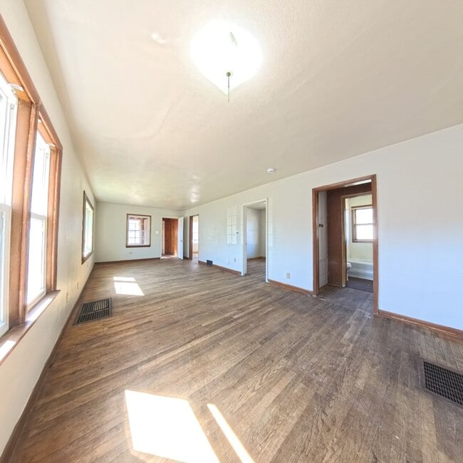 Building Photo - 3 Bedroom on the East Side with Garage