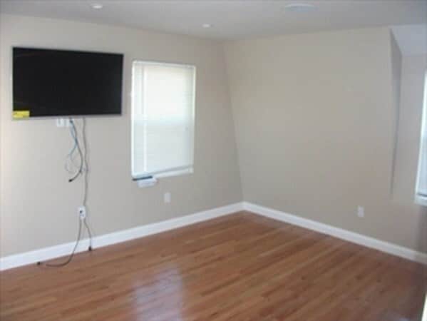 Building Photo - 31 Riverbank Rd