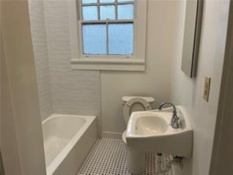 Hall bath - 700 Florida Blvd