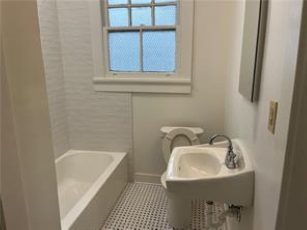 Hall bath - 700 Florida Blvd