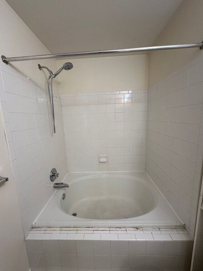 Building Photo - 3 bedroom in Essex Place