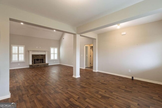 Building Photo - 214 Oakwood Dr