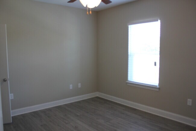 Building Photo - 161 Howard Ln