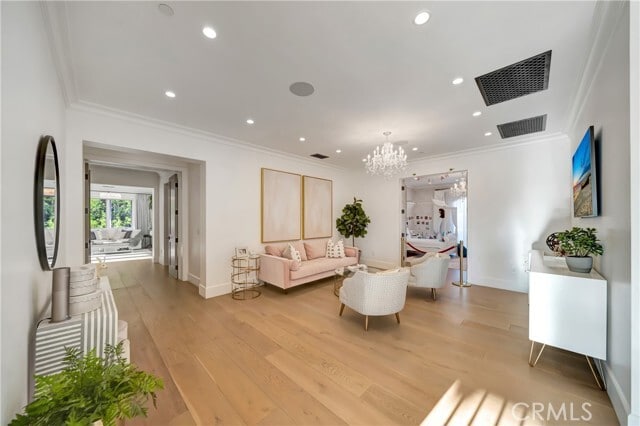 Building Photo - 2037 Delphine Ln