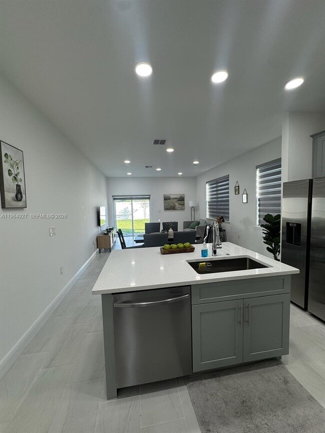 Building Photo - 649 N Lincoln St