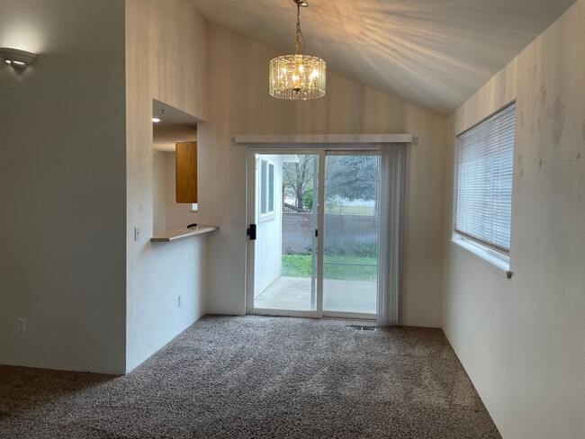 Building Photo - This 3 bedroom 2 bathroom home is located in beautiful Shady Cove