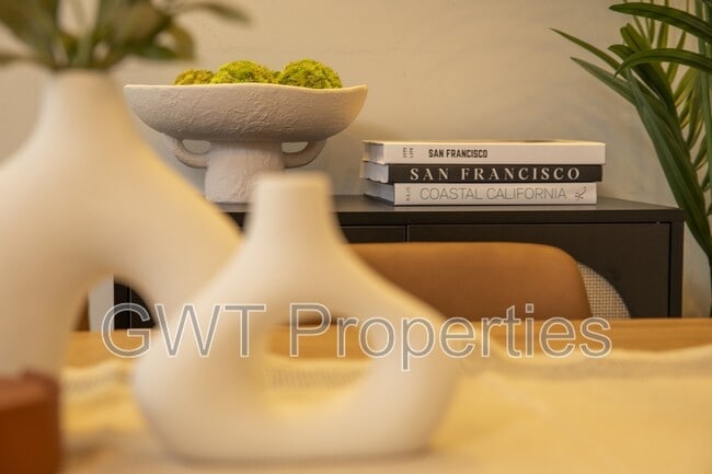 Building Photo - 1906 Mission St