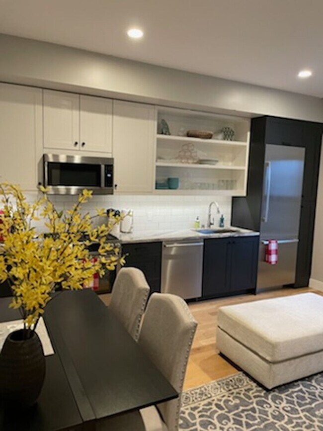 Building Photo - Upscale fully furnished downtown condo rea...