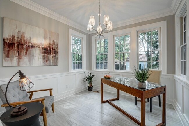 Building Photo - 2056 Summit Ave