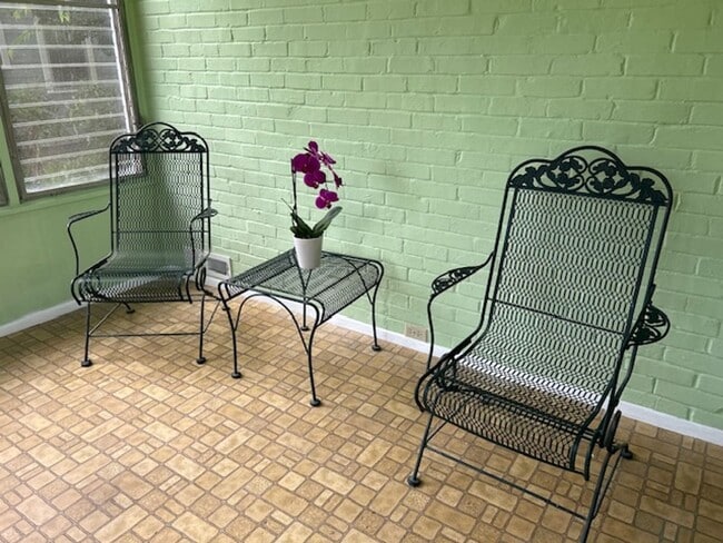 Building Photo - Charming Updated 2br/2ba Home in a Great Location!