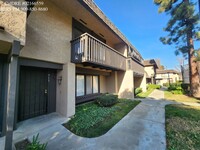 Building Photo - San Dimas 3 Bedroom Townhouse