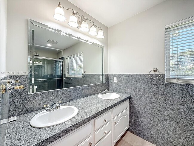 Building Photo - 2770 NE 8th Ct