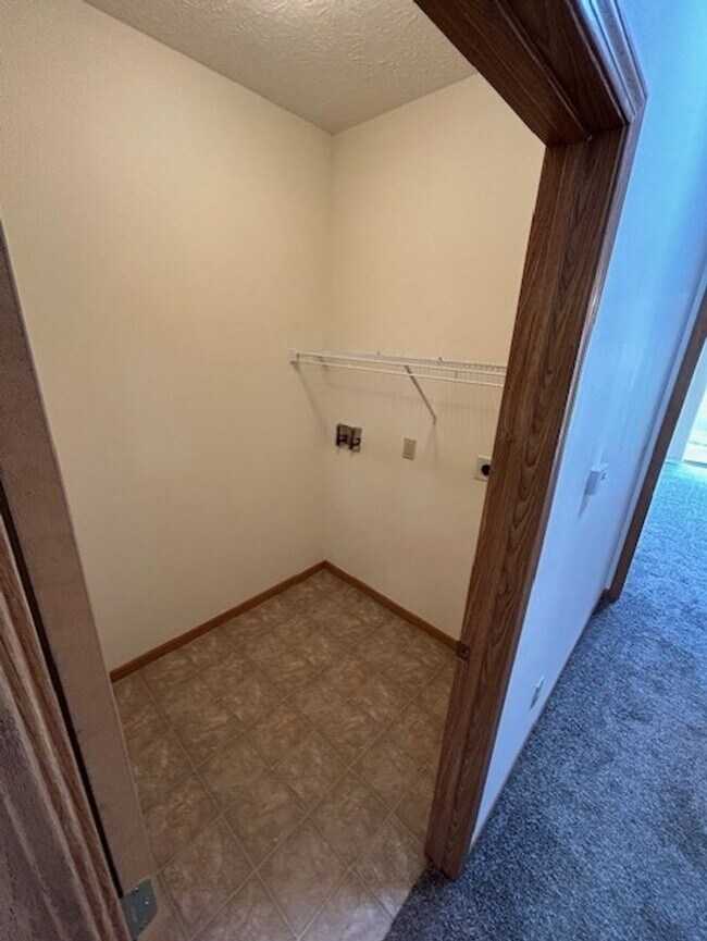 Building Photo - 1 Bedroom Apartment with Garage!