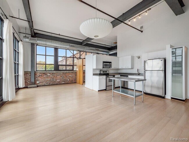 Building Photo - 460 W Canfield St