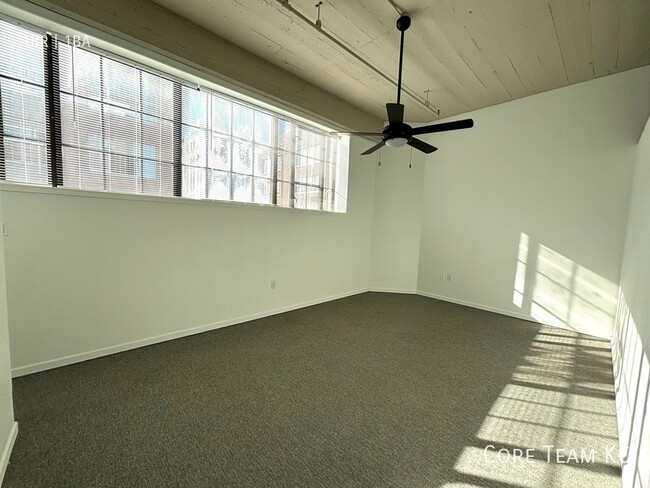 Building Photo - Large 1 Bedroom Loft Downtown