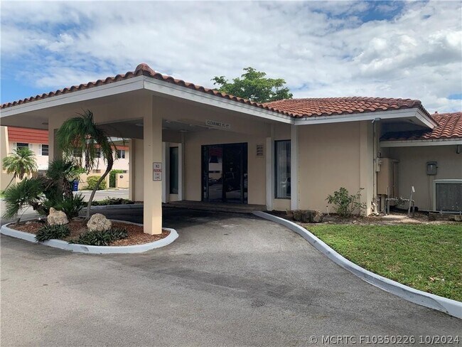 Building Photo - 4152 Inverrary Dr