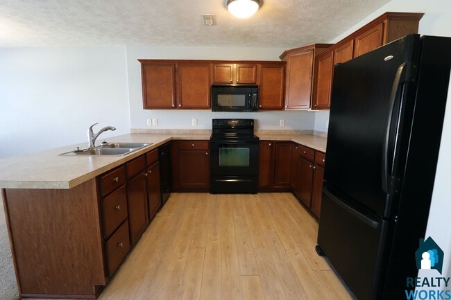 Building Photo - Great Sized 3 bed Townhome!