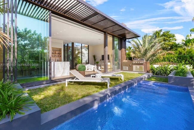 Building Photo - 536 W 51st St