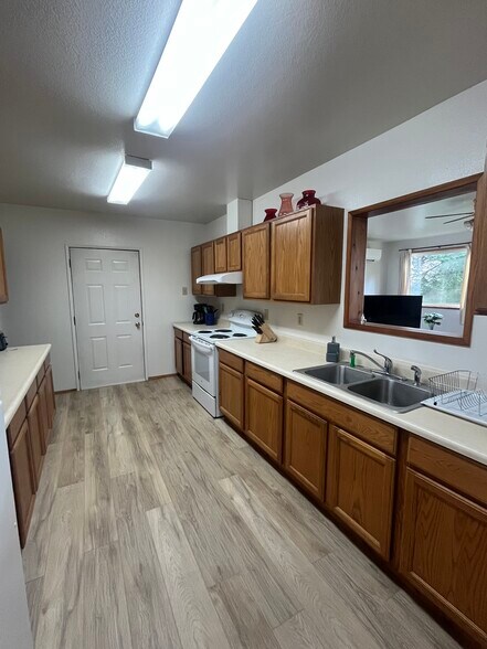 Building Photo - 5711 S Tongass Hwy Unit B